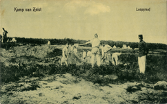 16175 Afbeelding van een groep militairen, bezig met graafwerkzaamheden op een stuk heideveld in het Kamp bij Zeist te ...